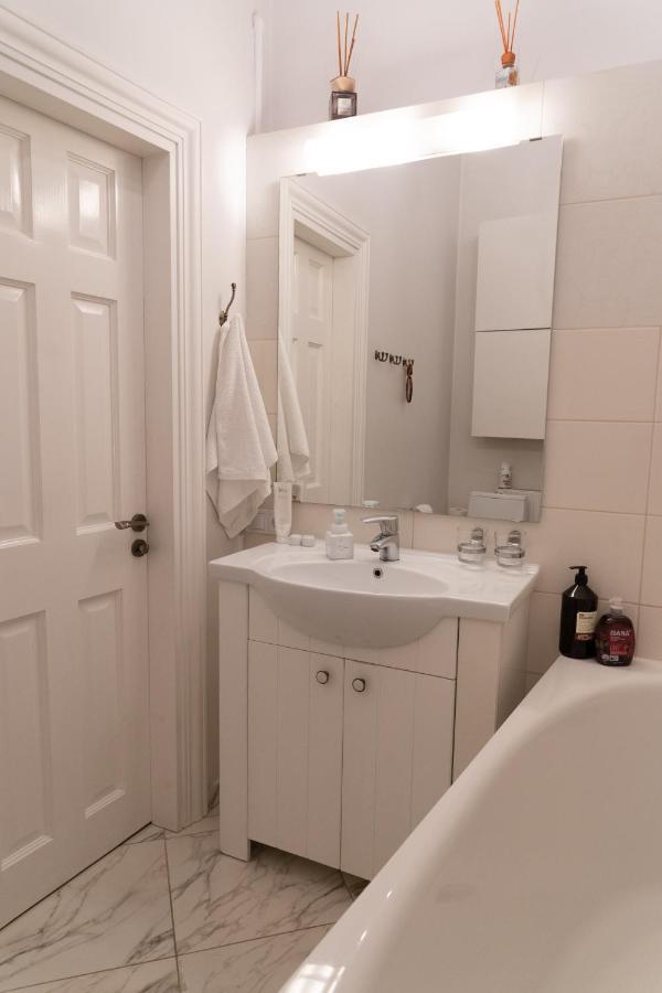 Elegant Apartment In Historical Centre & Free Locked Parking Рига Екстер'єр фото